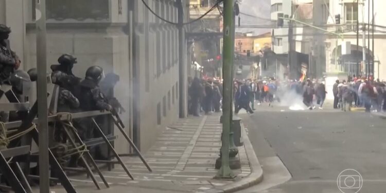 'Dinheiro acabando': brasileiro relata angústia em La Paz com protestos que não o deixam sair da Bolívia
