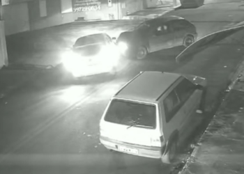 Motorista embriagado bate em dois carros, tenta fugir da polícia e acaba preso em Botucatu