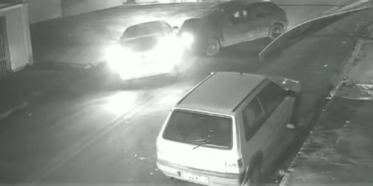 Motorista embriagado bate em dois carros, tenta fugir da polícia e acaba preso em Botucatu