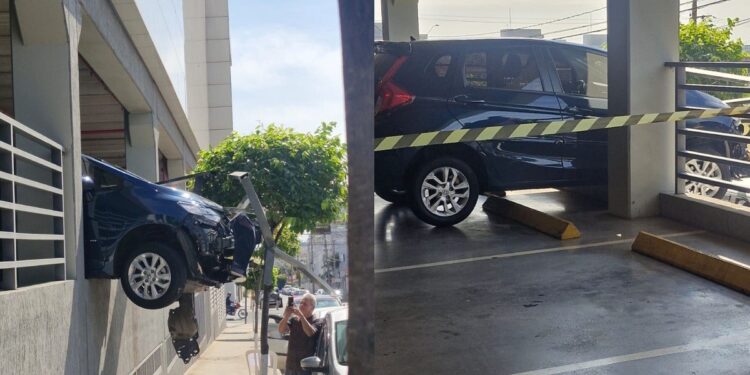 Carro fica pendurado após motorista perder controle em estacionamento de supermercado em Bauru; vídeo