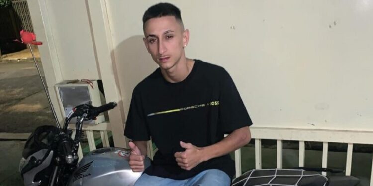 Motociclista morre e adolescente fica ferido após moto bater em poste na zona norte de Marília