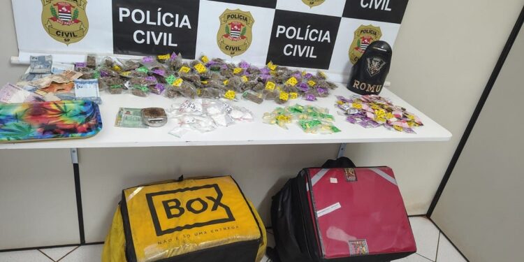 Polícia prende dupla suspeita de usar motoboys para entregar drogas em Botucatu