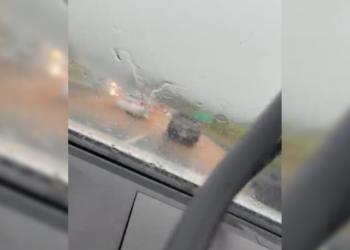 Deslizamento de terra interdita Rodovia Comandante João Ribeiro de Barros após forte chuva em Marília