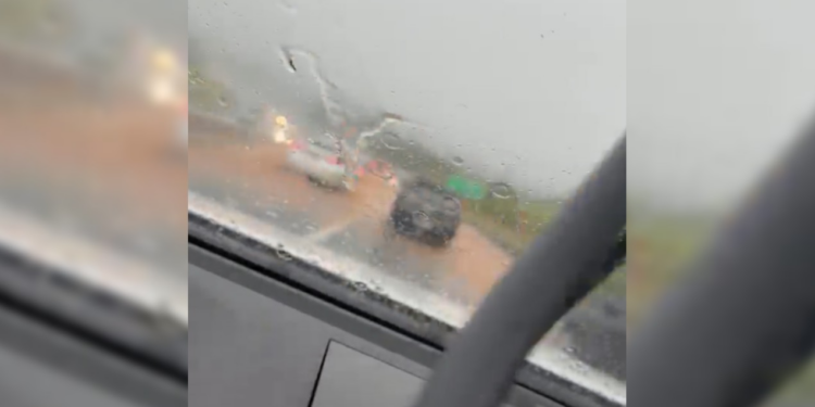 Deslizamento de terra interdita Rodovia Comandante João Ribeiro de Barros após forte chuva em Marília