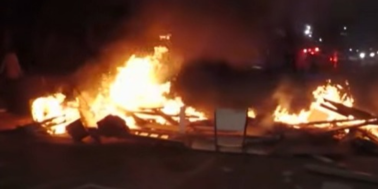 Famílias atingidas por explosão no Jaguaré fazem protesto e bloqueiam avenida em SP