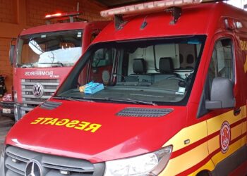 Corpo de homem é encontrado parcialmente carbonizado em buraco com pneus no interior de SP