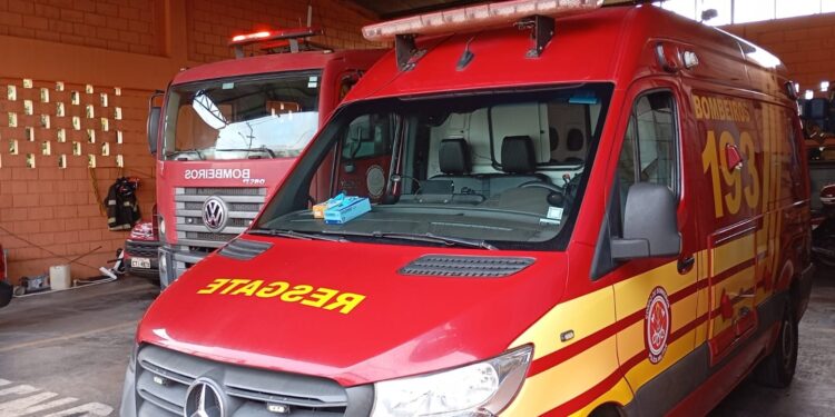 Corpo de homem é encontrado parcialmente carbonizado em buraco com pneus no interior de SP
